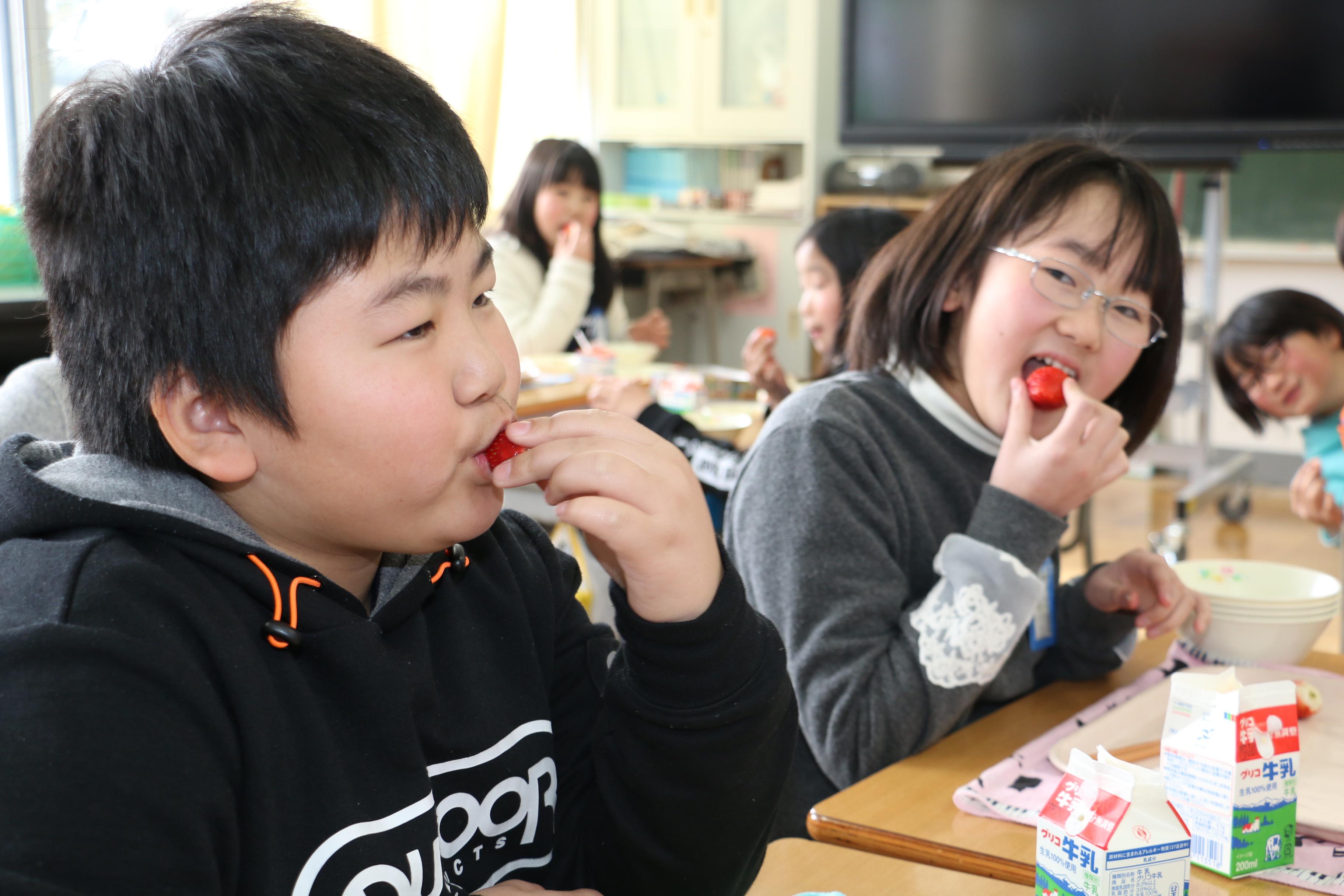 とちおとめを食べる児童 とちおとめを食べる児童