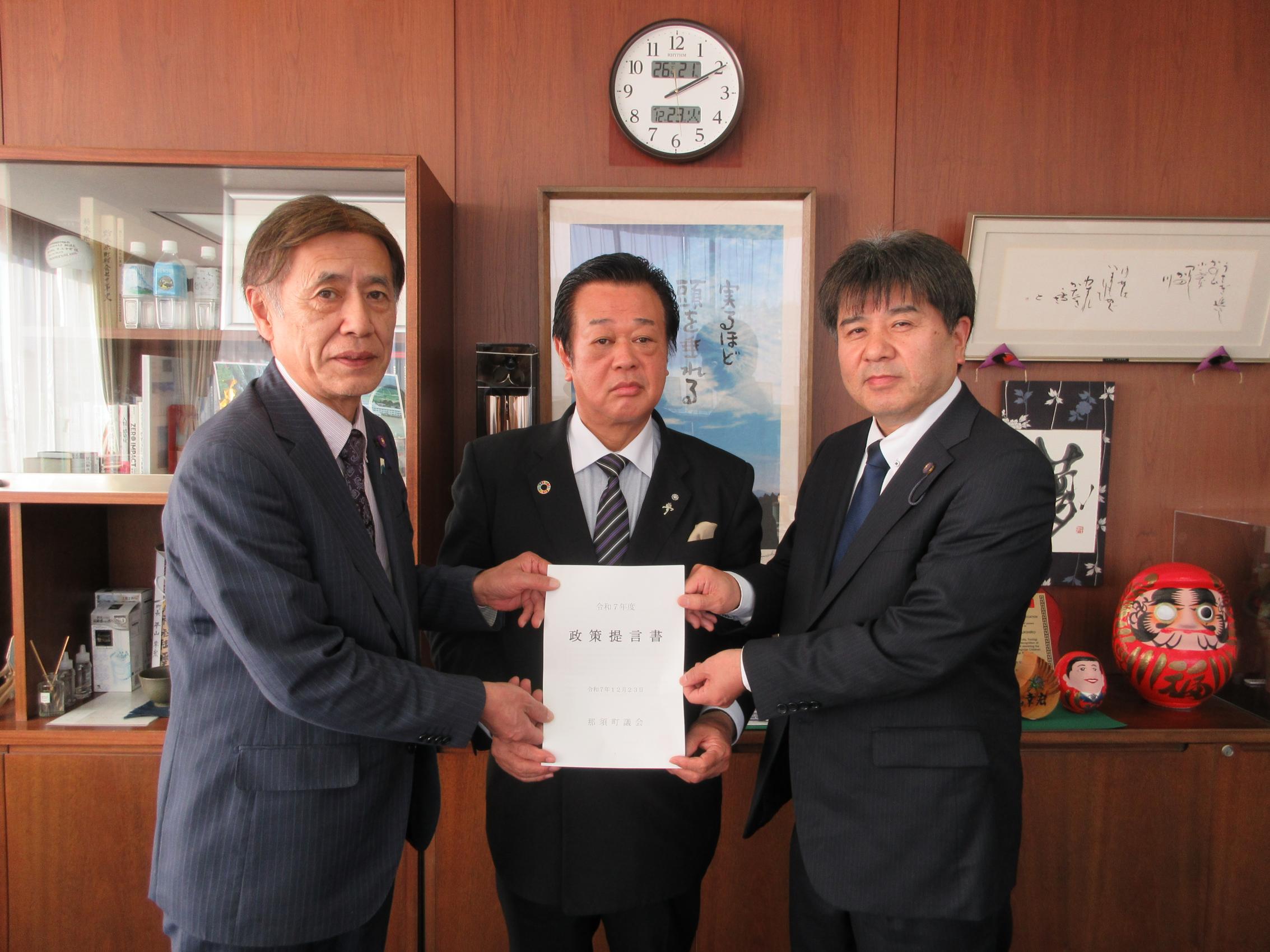 議会から町執行部へ新年度予算編成における要望書および政策提言書を提出しました（令和7年度）