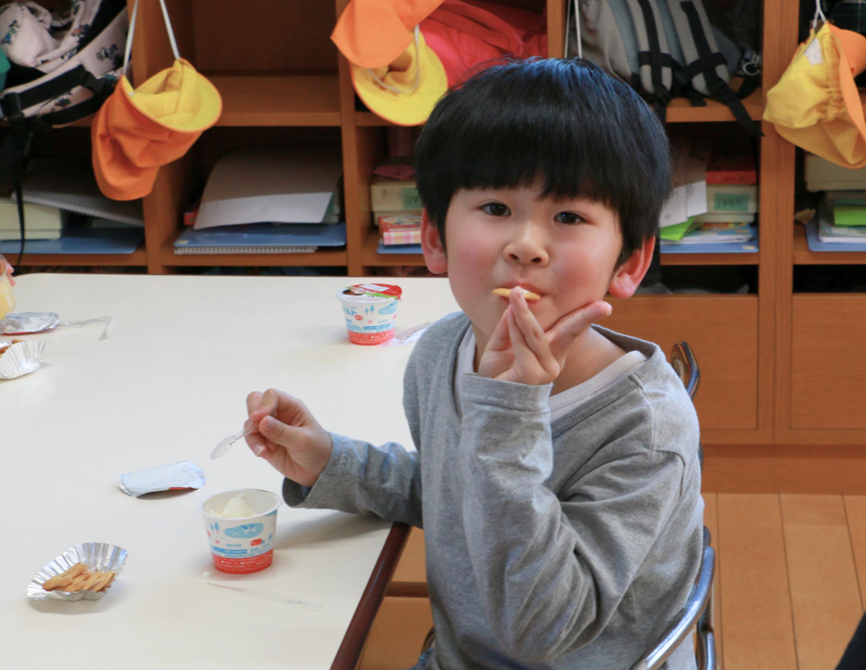 伊王野保育園の園児が寄贈されたヨーグルトを食べる様子2