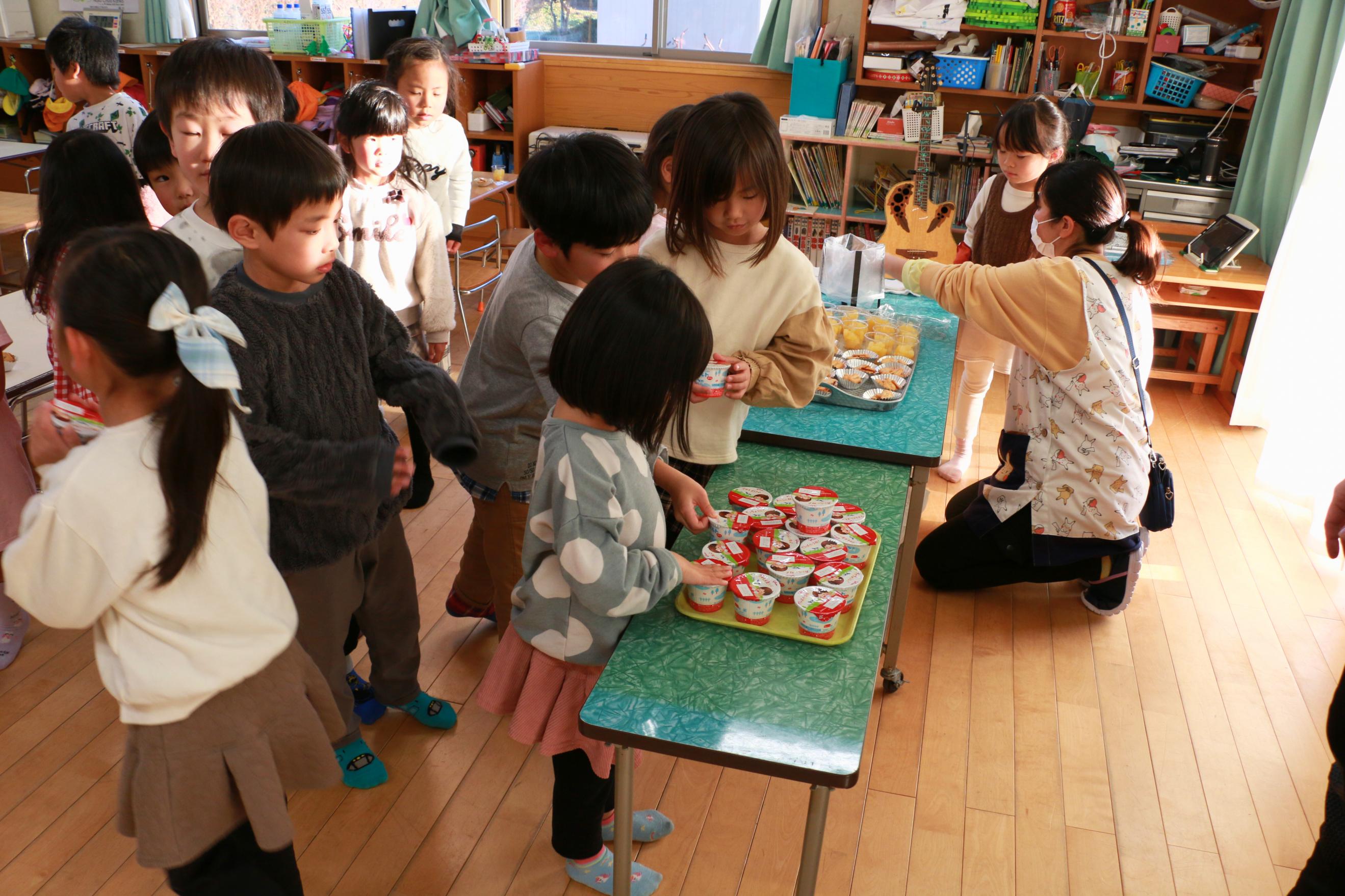 伊王野保育園の園児が寄贈されたヨーグルトを食べる様子6