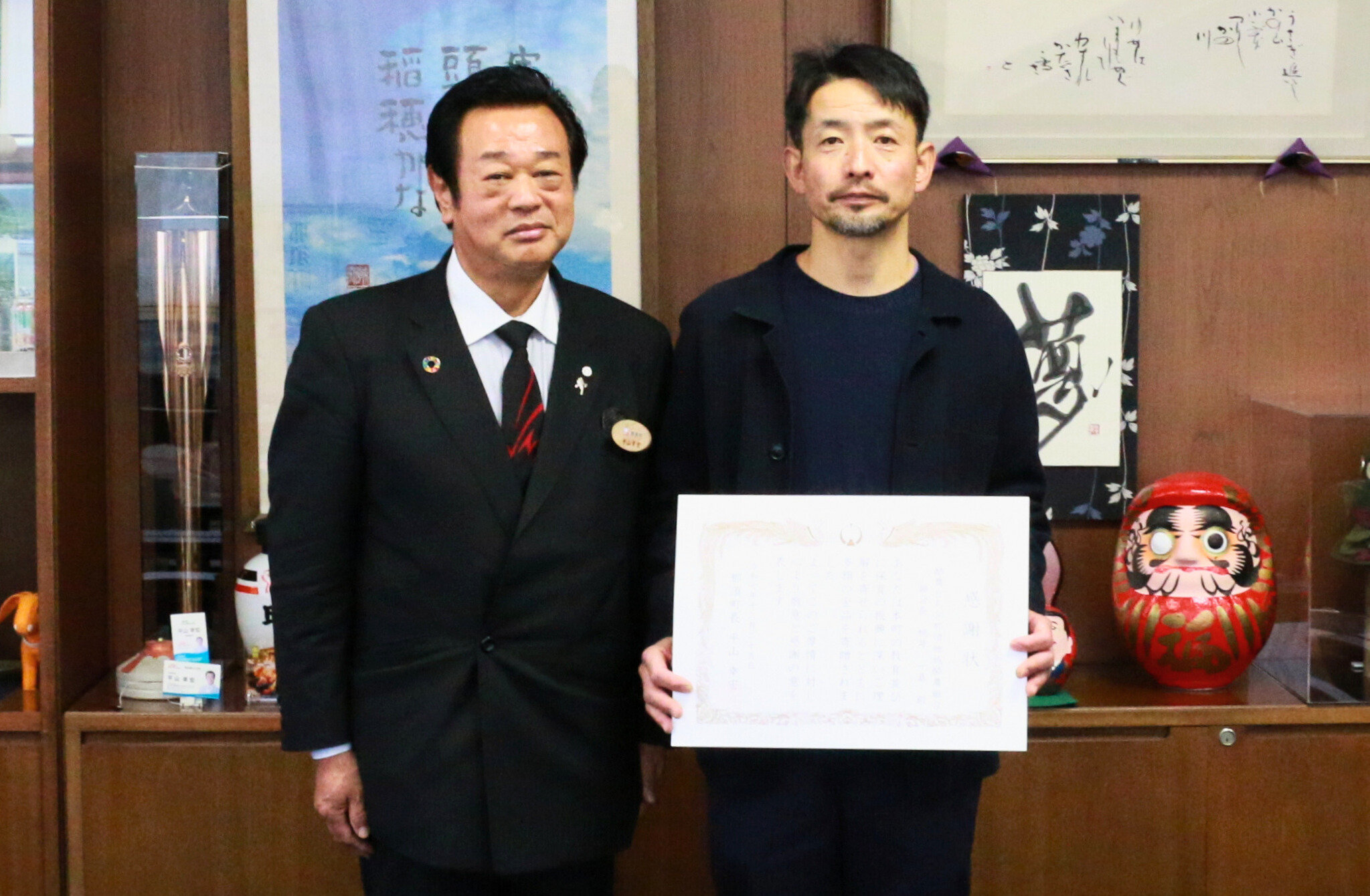 町立小中学校、保育園へのヨーグルト寄贈に対する感謝状贈呈の際の、酪農とちぎ那須地域酪農組合と町長の写真