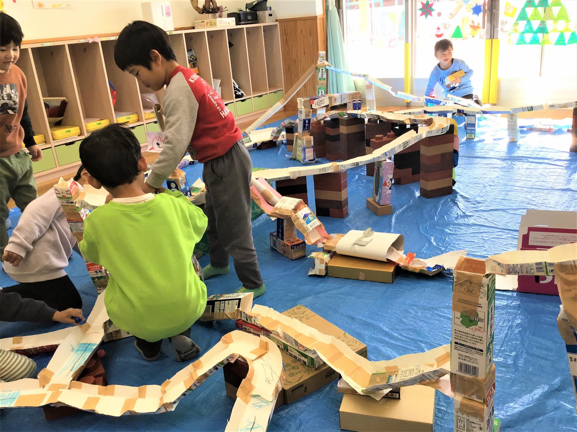 保育園での牛乳パック遊びのようす