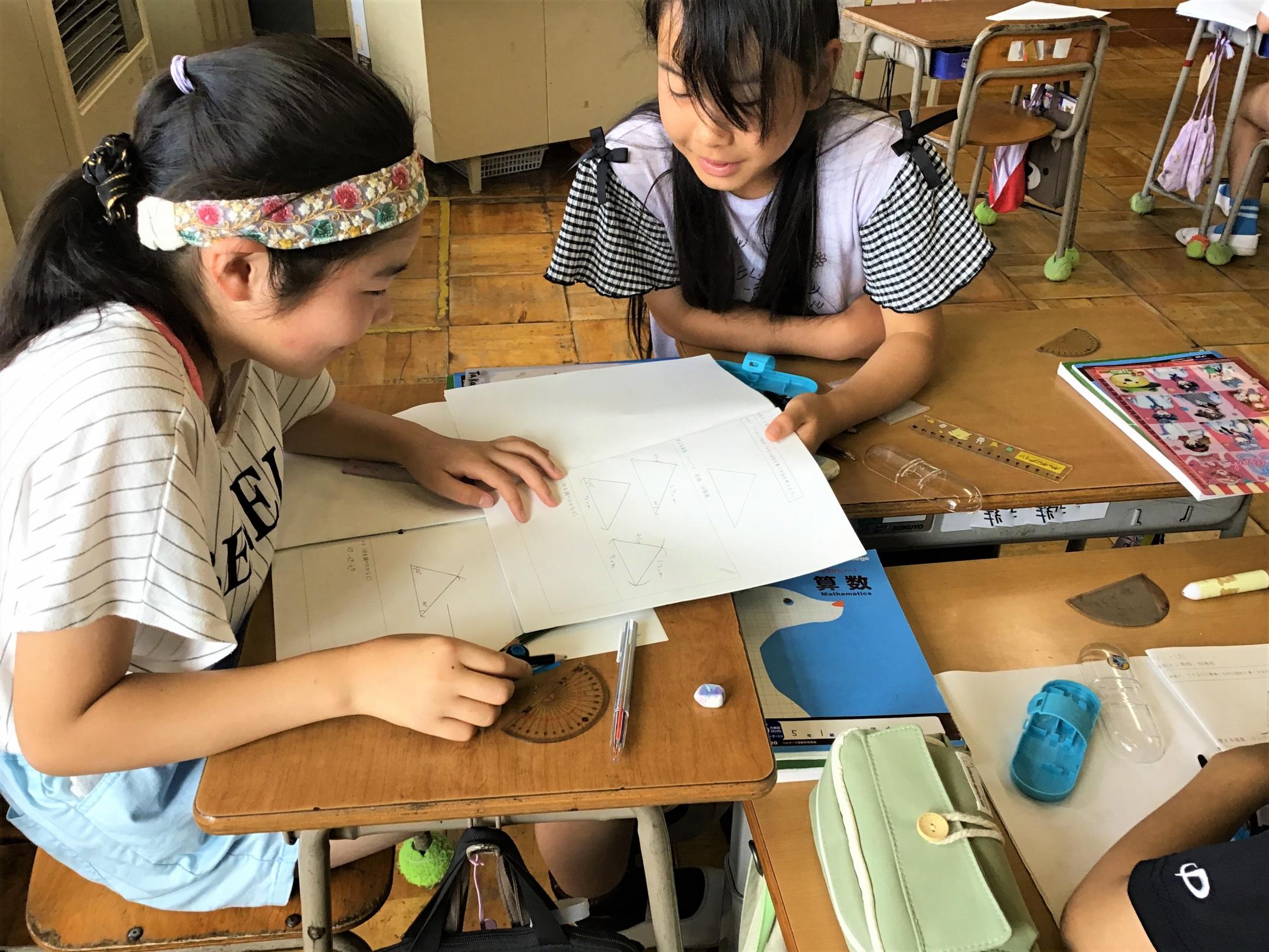 小学校の協同的な学びのようす