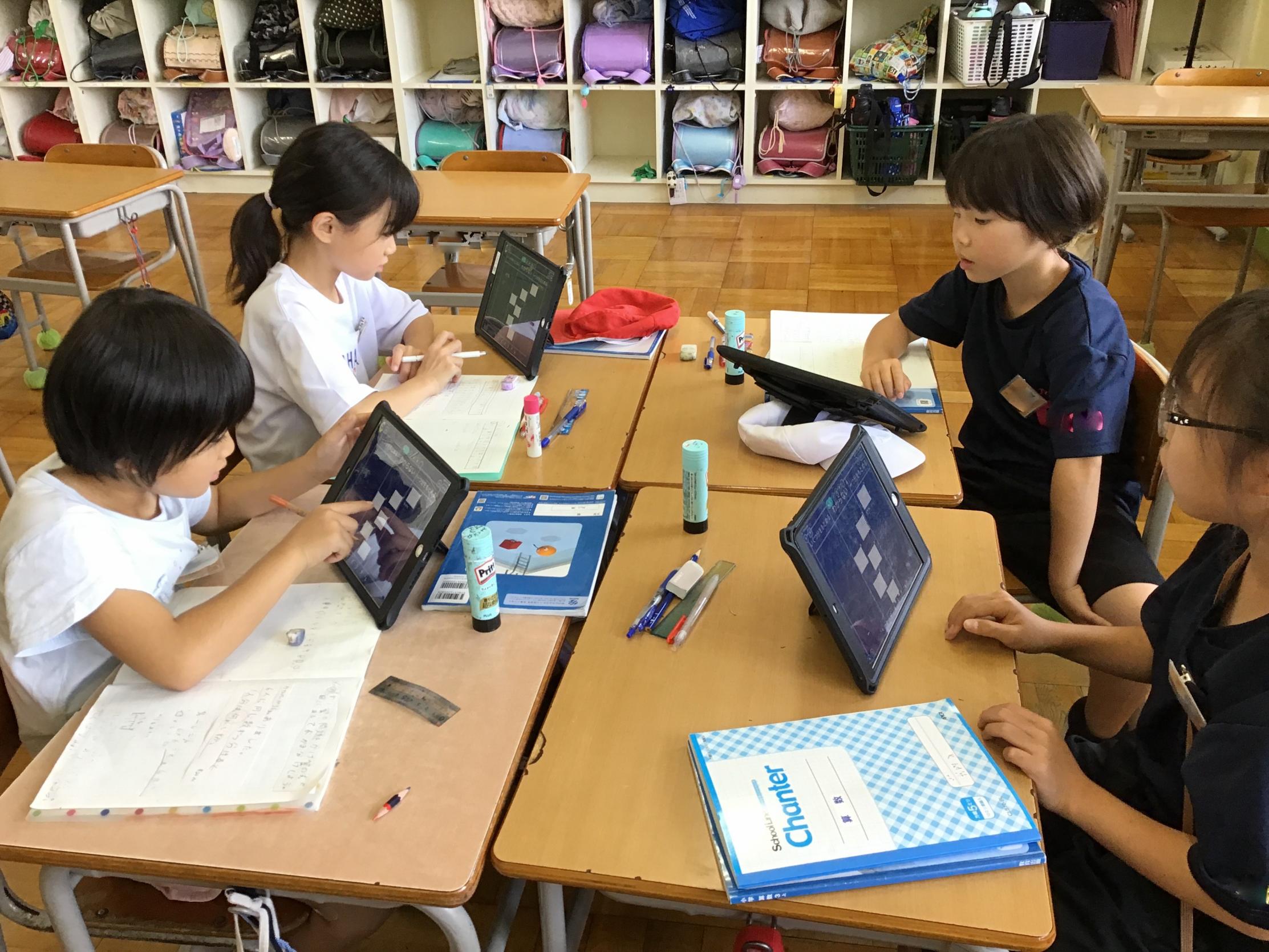 小学校のタブレット学習のようす