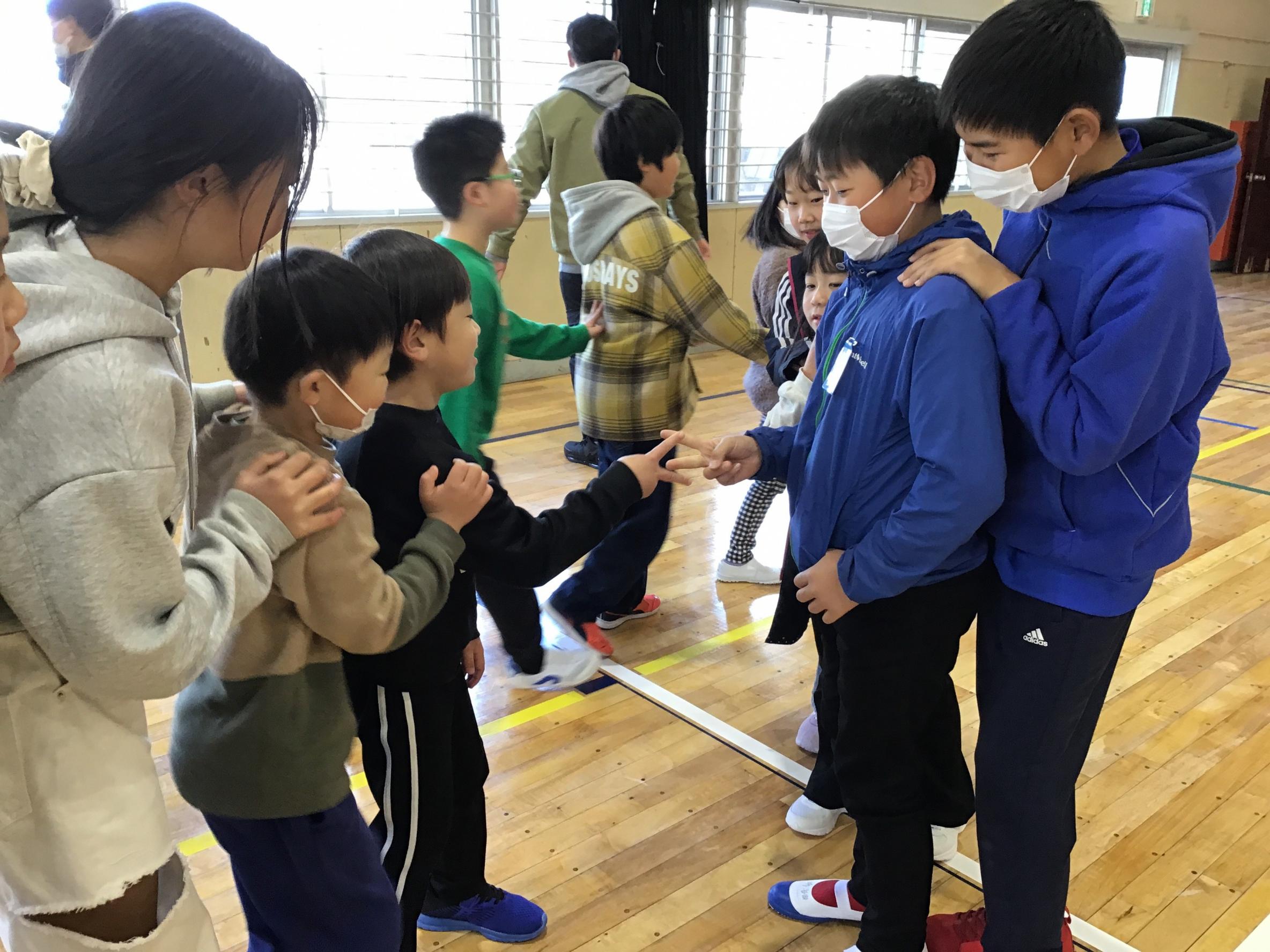小学校の人間関係プログラムのようす