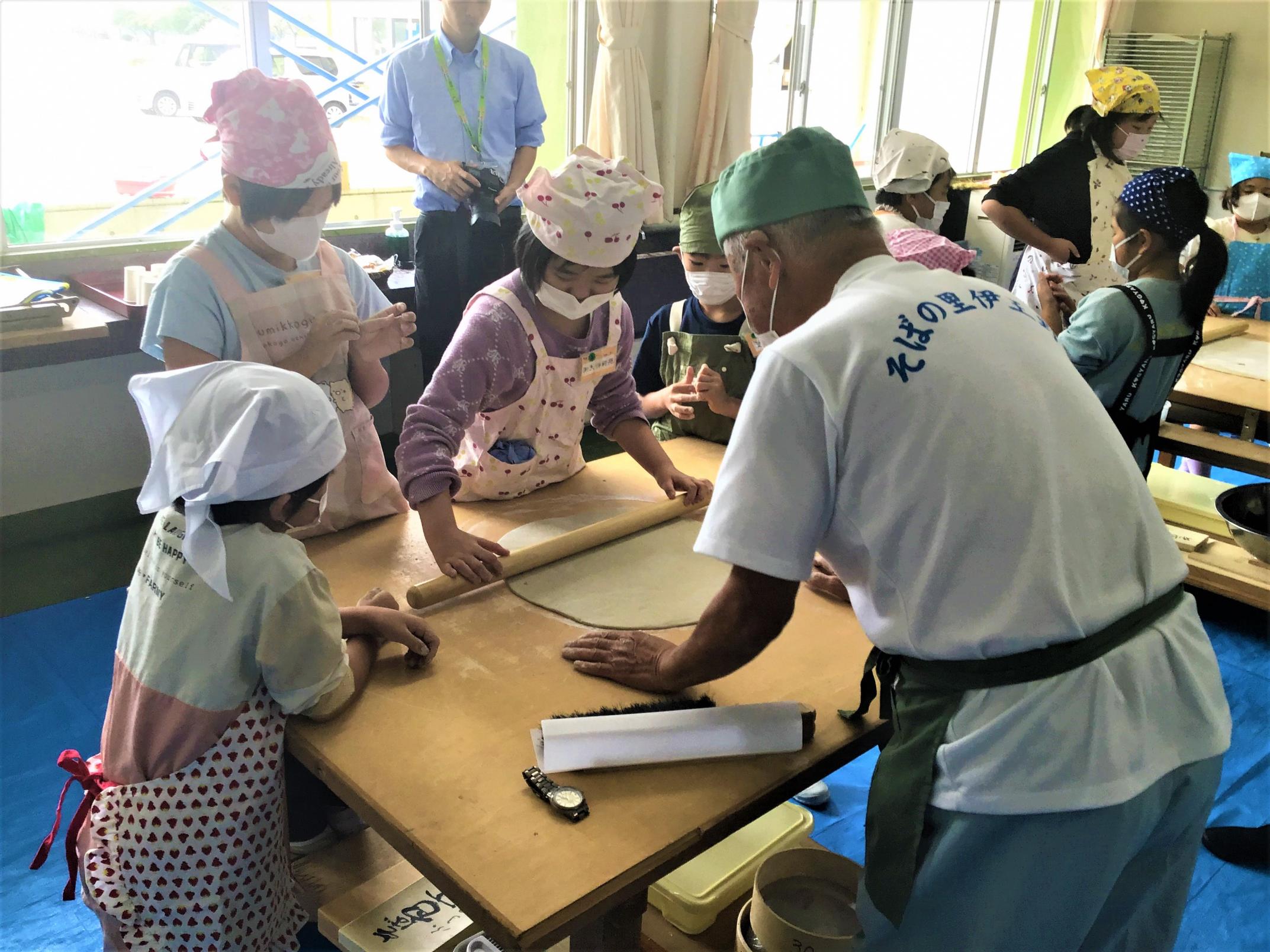 小学校の地域交流そば打ち体験のようす