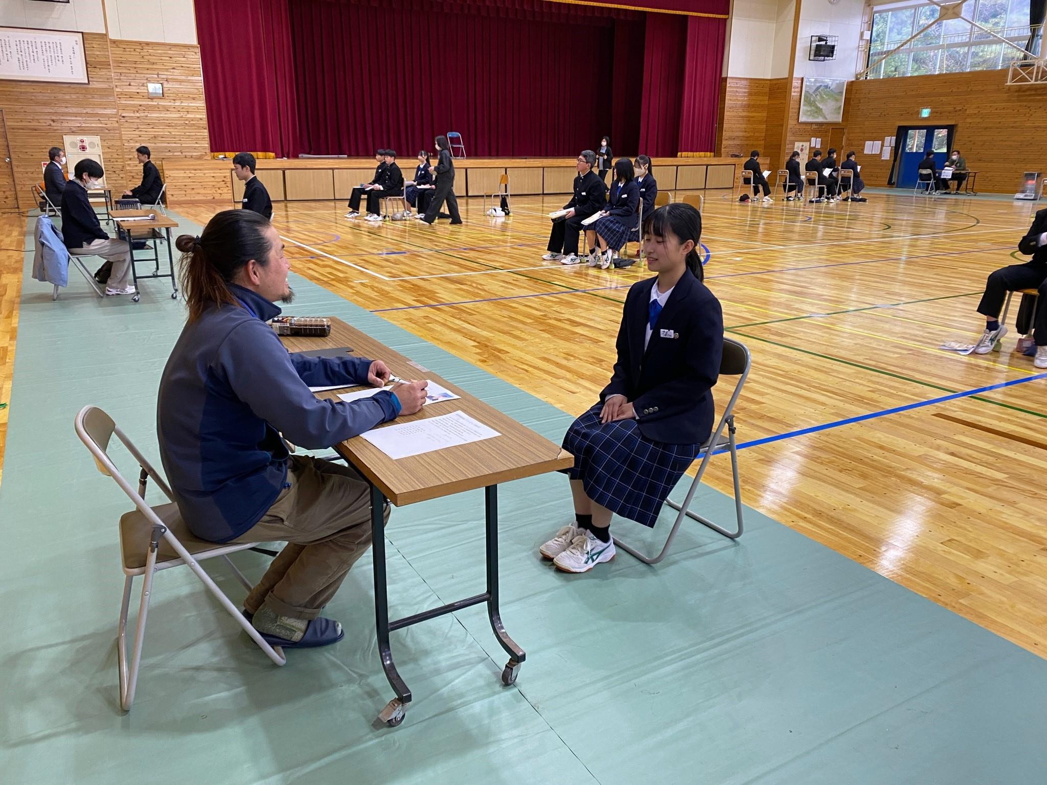 中学校の模擬面接のようす