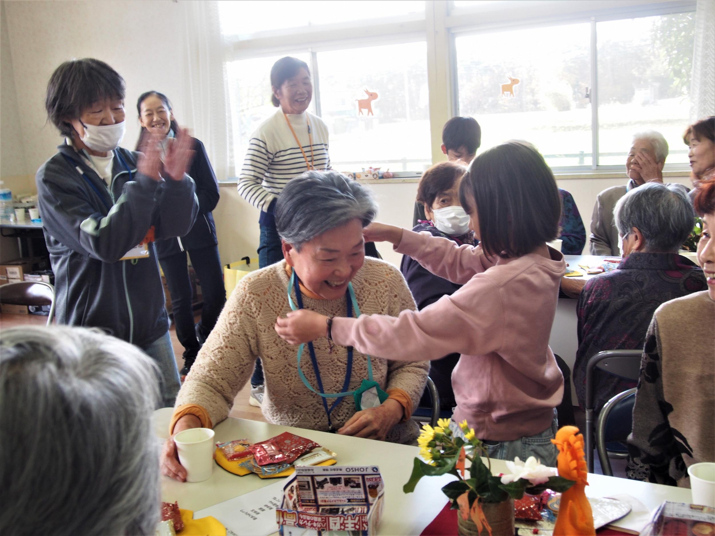 小学校での高齢者との交流のようす