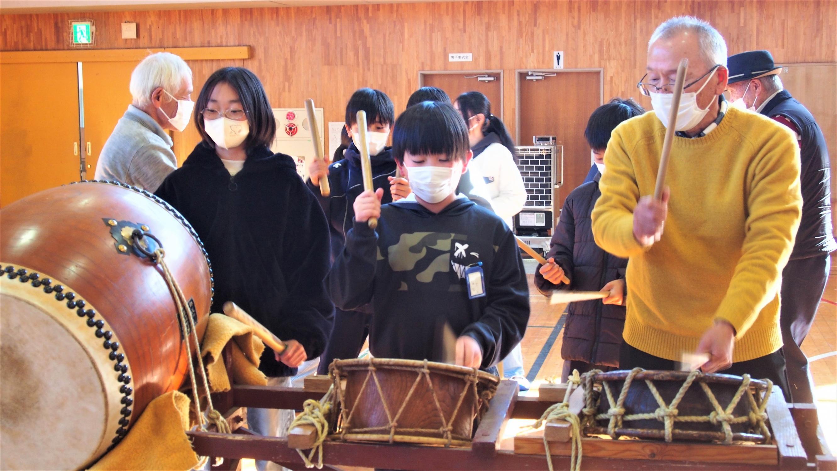 小学校のお囃子教室のようす