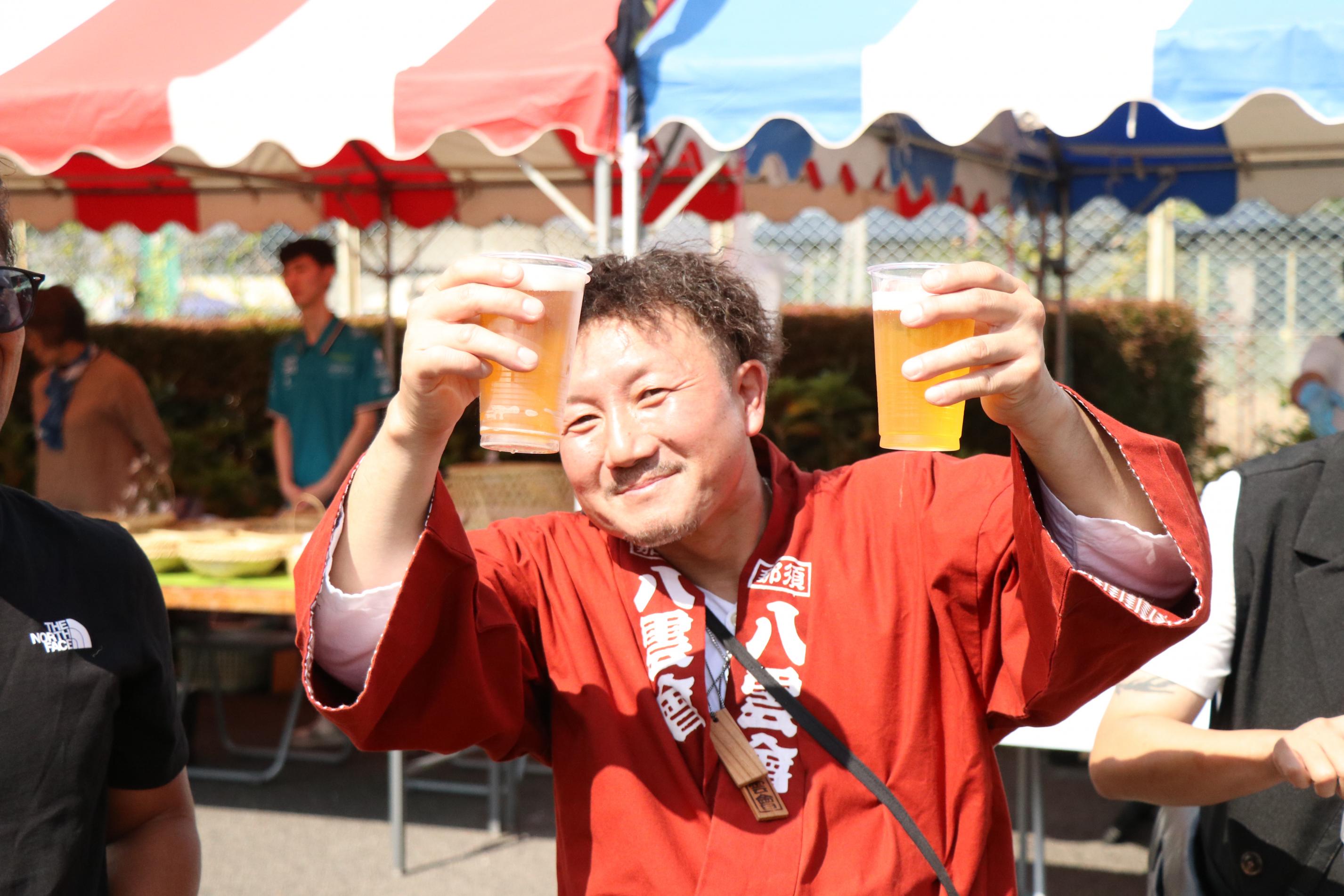 祭りを楽しんでいる人