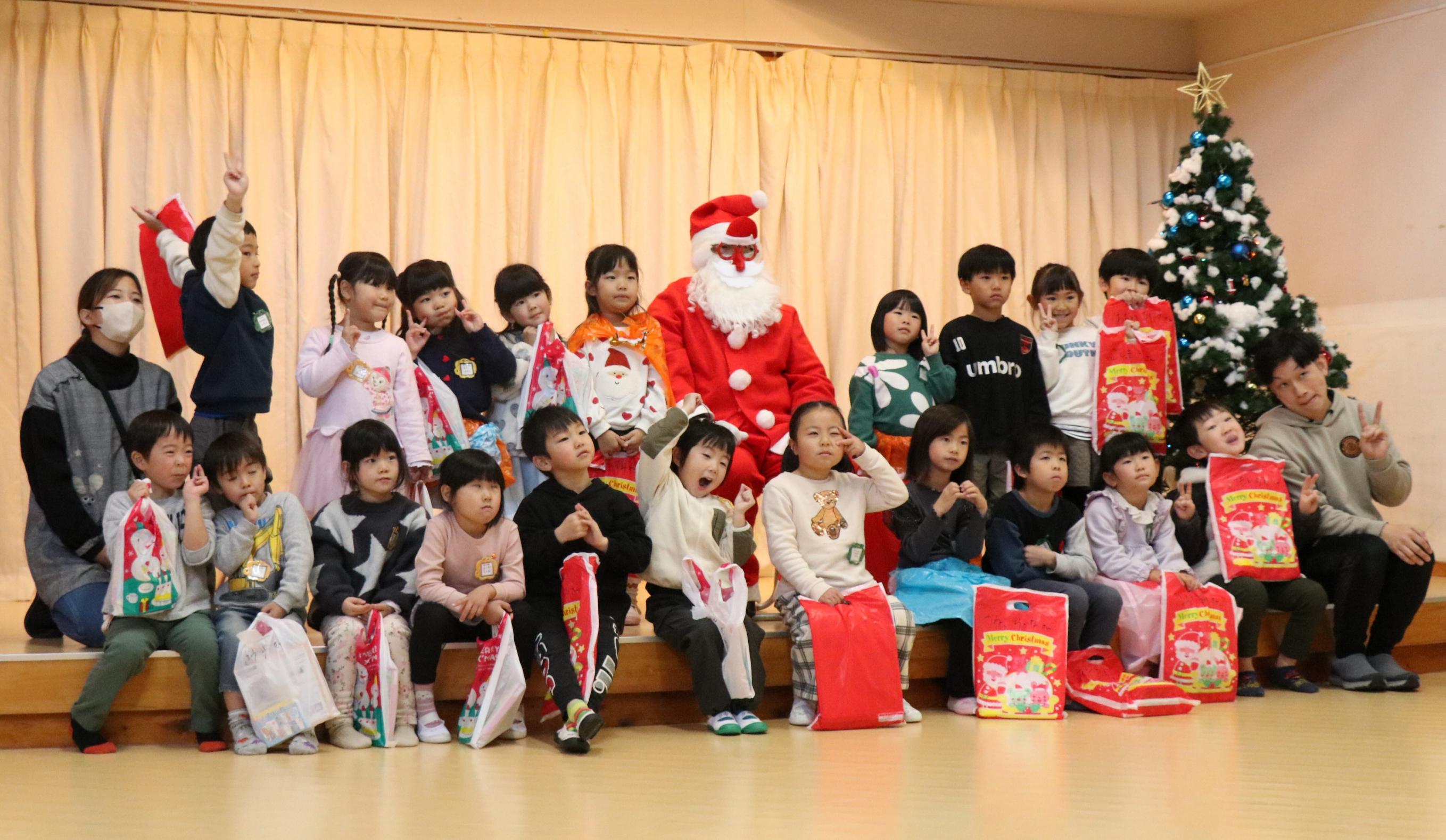 伊王野保育園クリスマス会の園児とサンタクロースの集合写真 伊王野保育園クリスマス会の園児とサンタクロースの集合写真