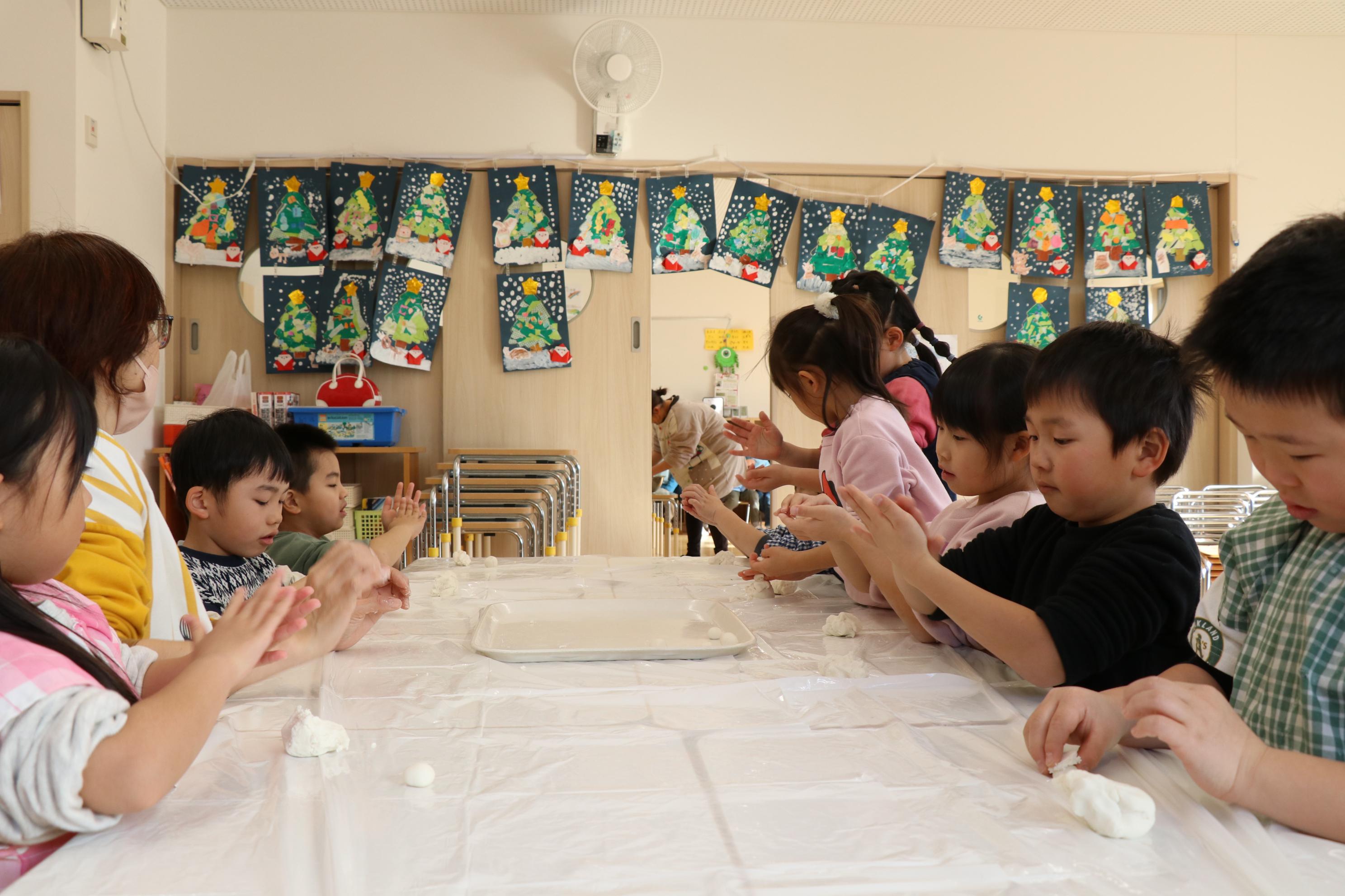 なすのそら保育園のとんぼ団子作りの写真