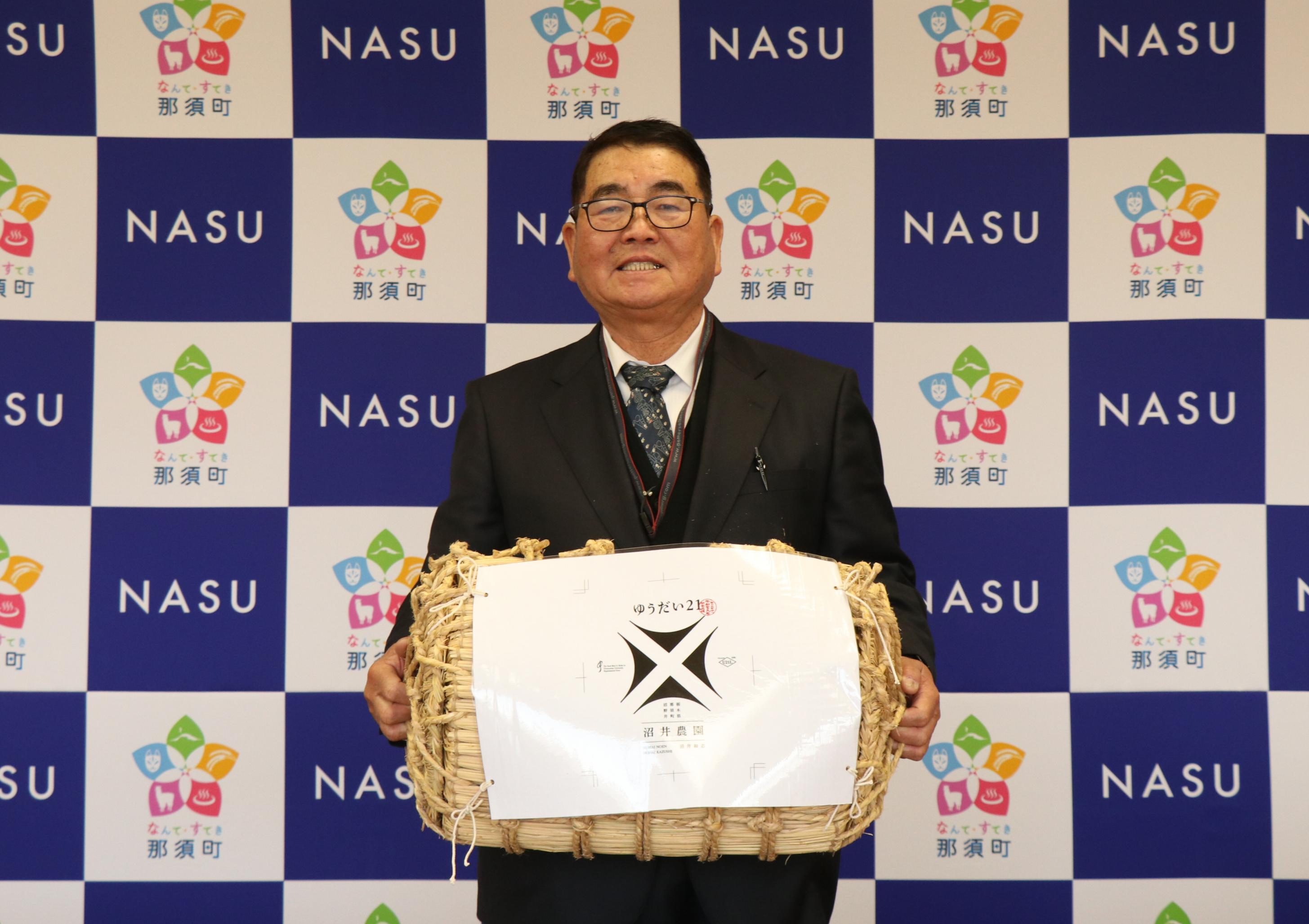 お米を寄贈した沼井和志さんの写真