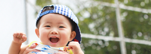 トップ画像_子どもが抱き上げられ笑っている