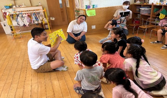 子育て_子どもたちに絵本を読み聞かせている様子