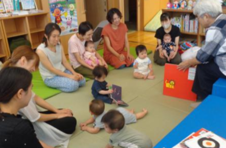 子育て_子育てサロン事業（絵本読み聞かせの様子）