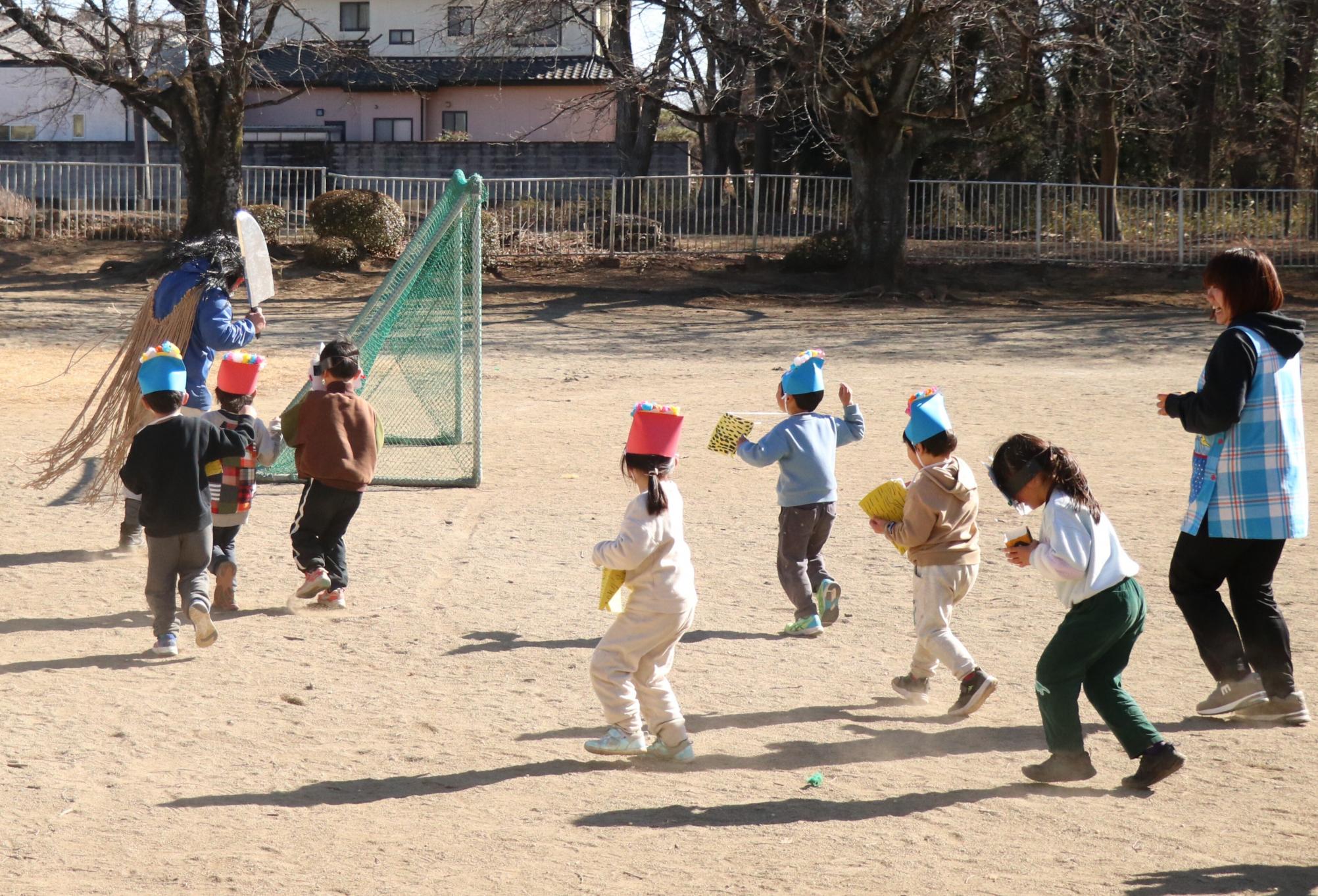 那須幼稚園の節分行事で園児が豆まきをしている様子の写真 那須幼稚園の節分行事で園児が豆まきをしている様子の写真