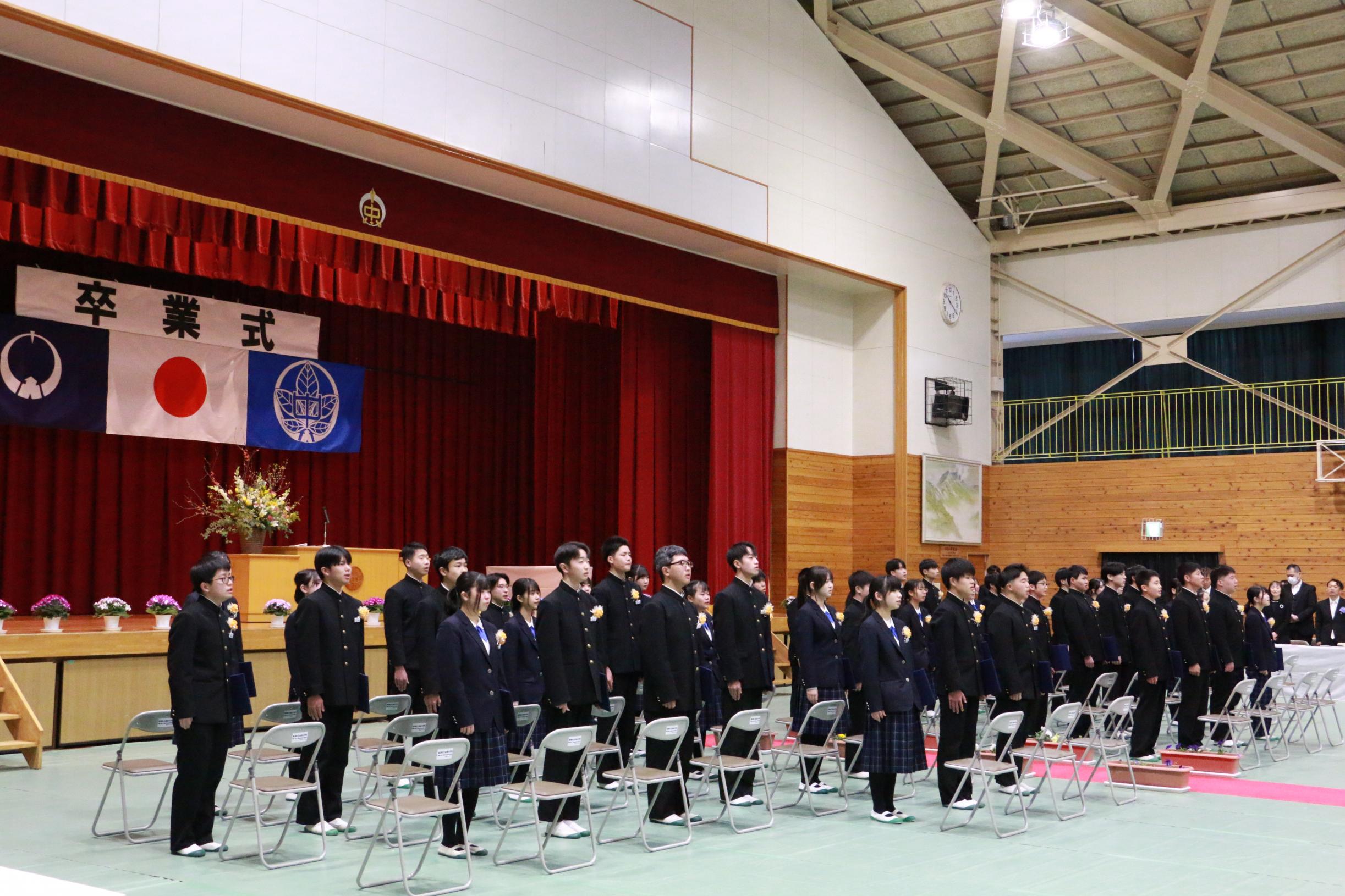 那須中学校の生徒の皆さんが式歌を歌う様子