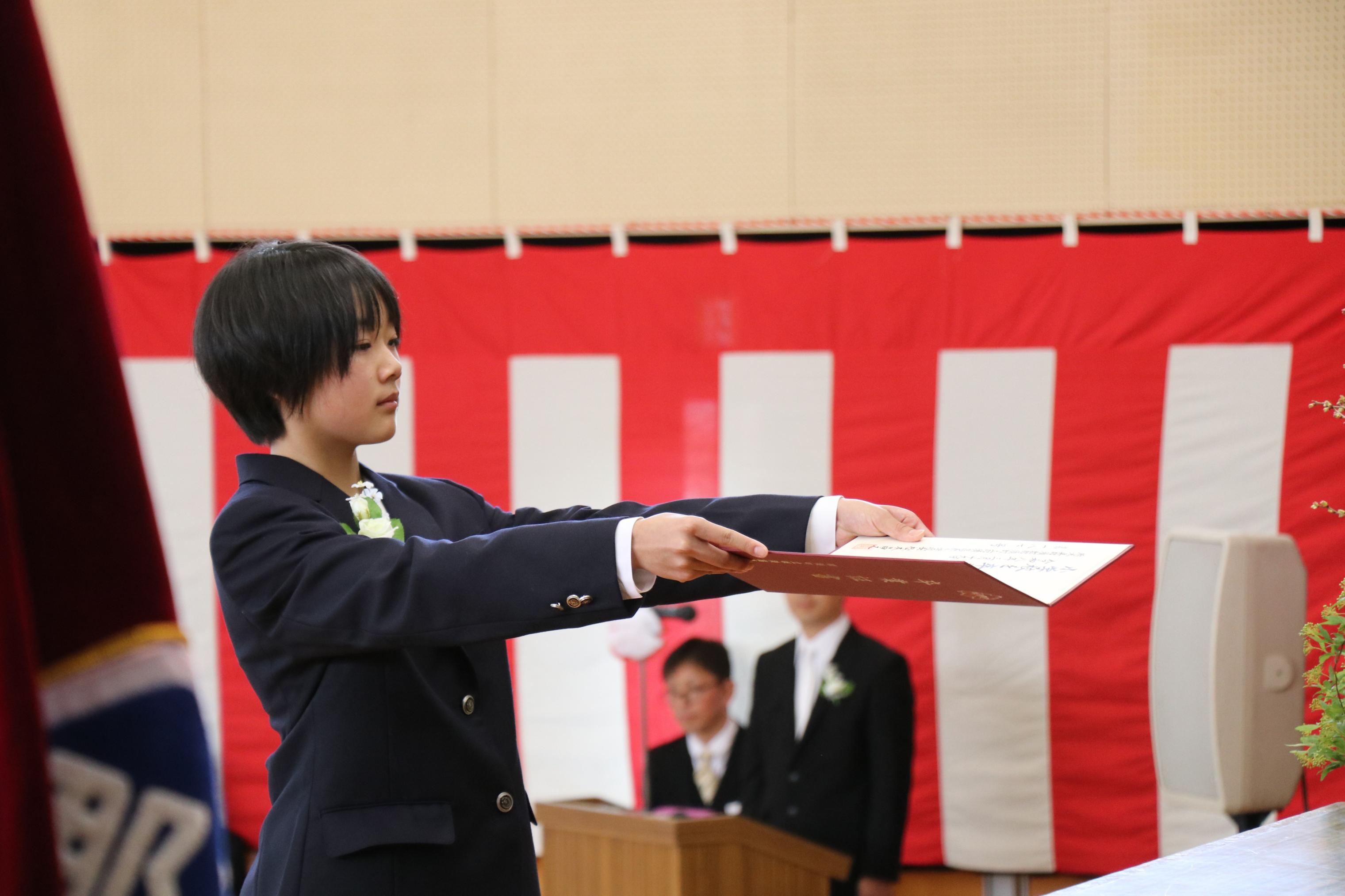 那須高原小学校の卒業証書を授与される様子