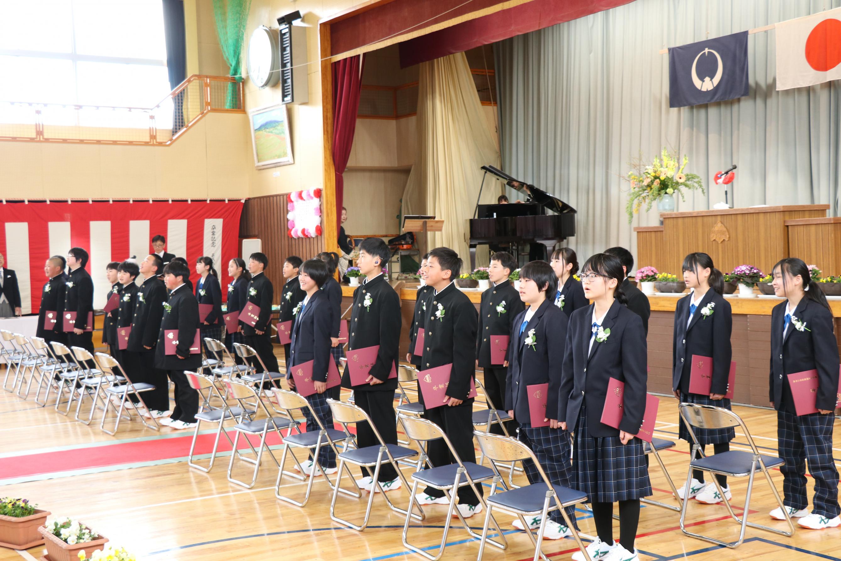 那須高原小学校を卒業する児童が校歌を歌う様子