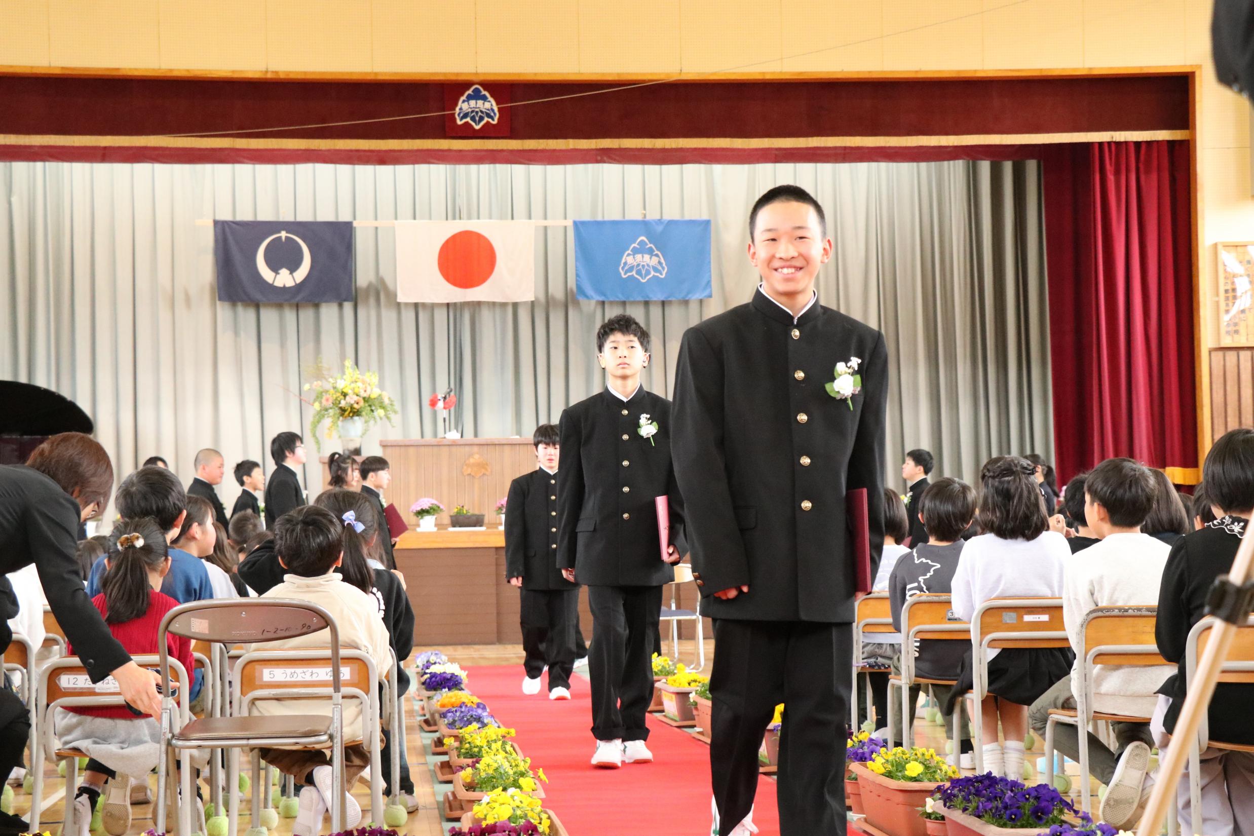 卒業生が退場する様子