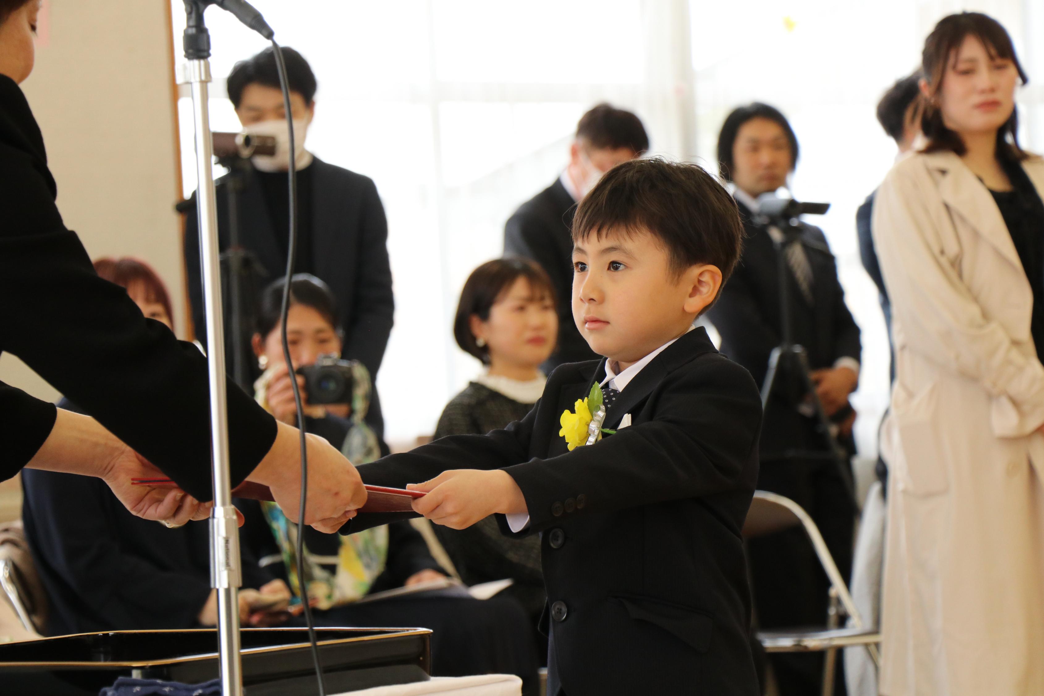 園児が修了証書を園長先生から授与される様子