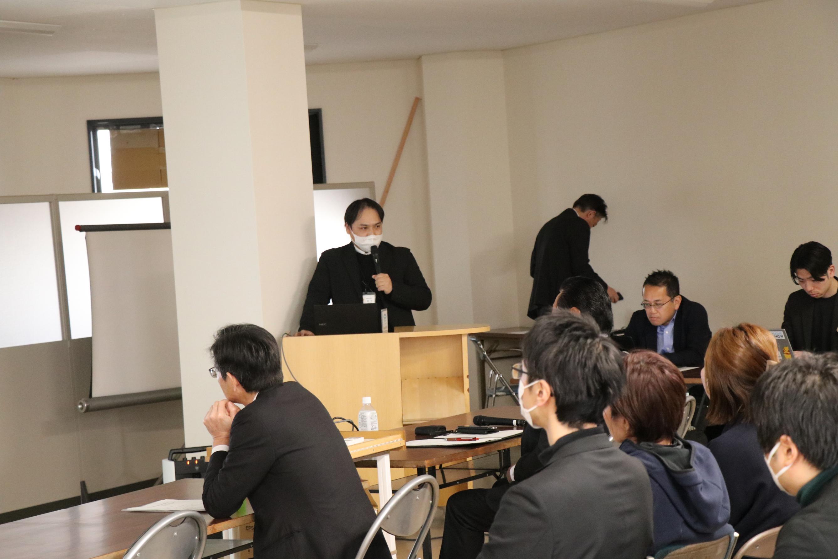 地域活性化企業人の発表者が説明する様子