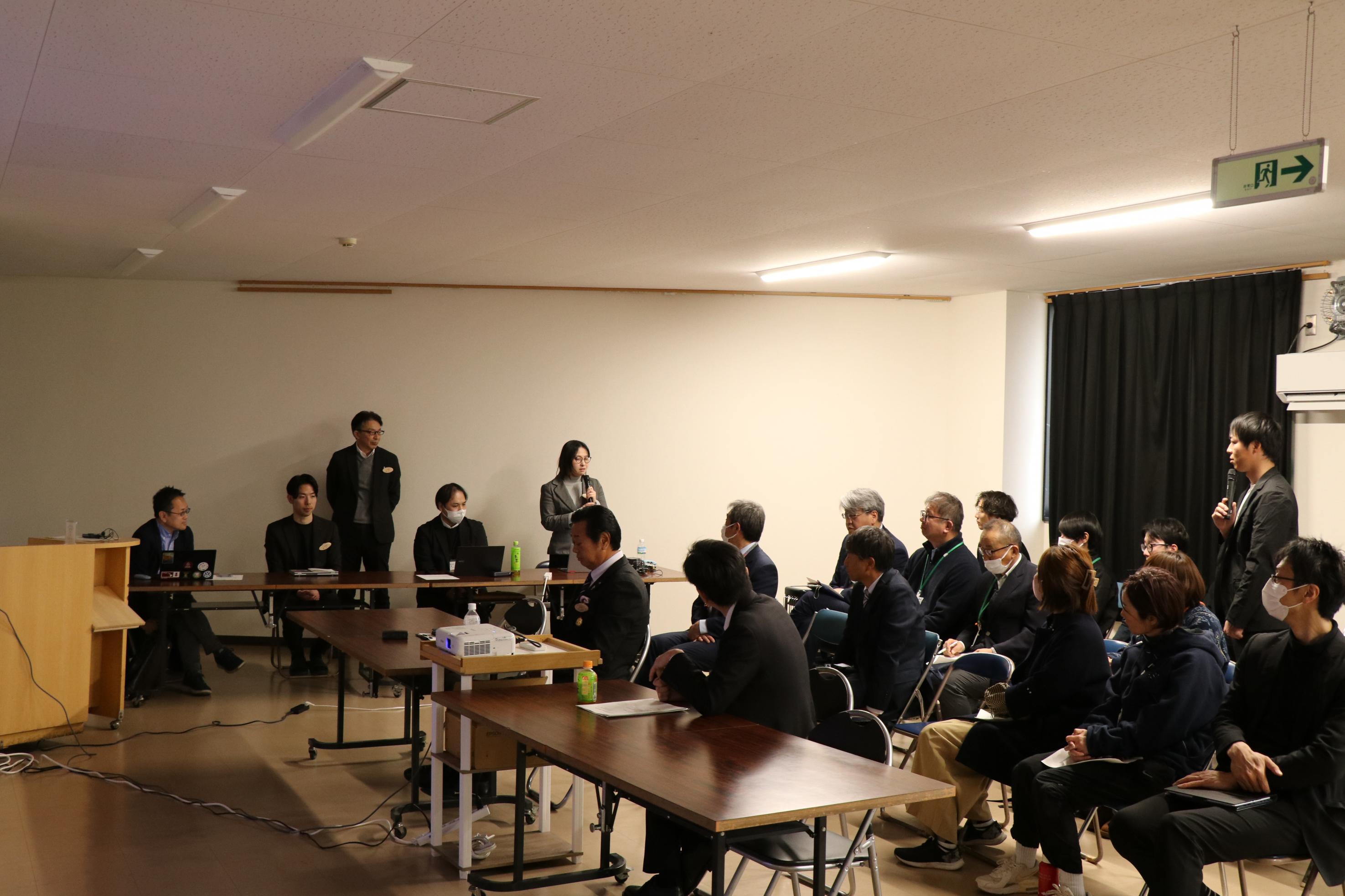 発表者が質問に答える様子