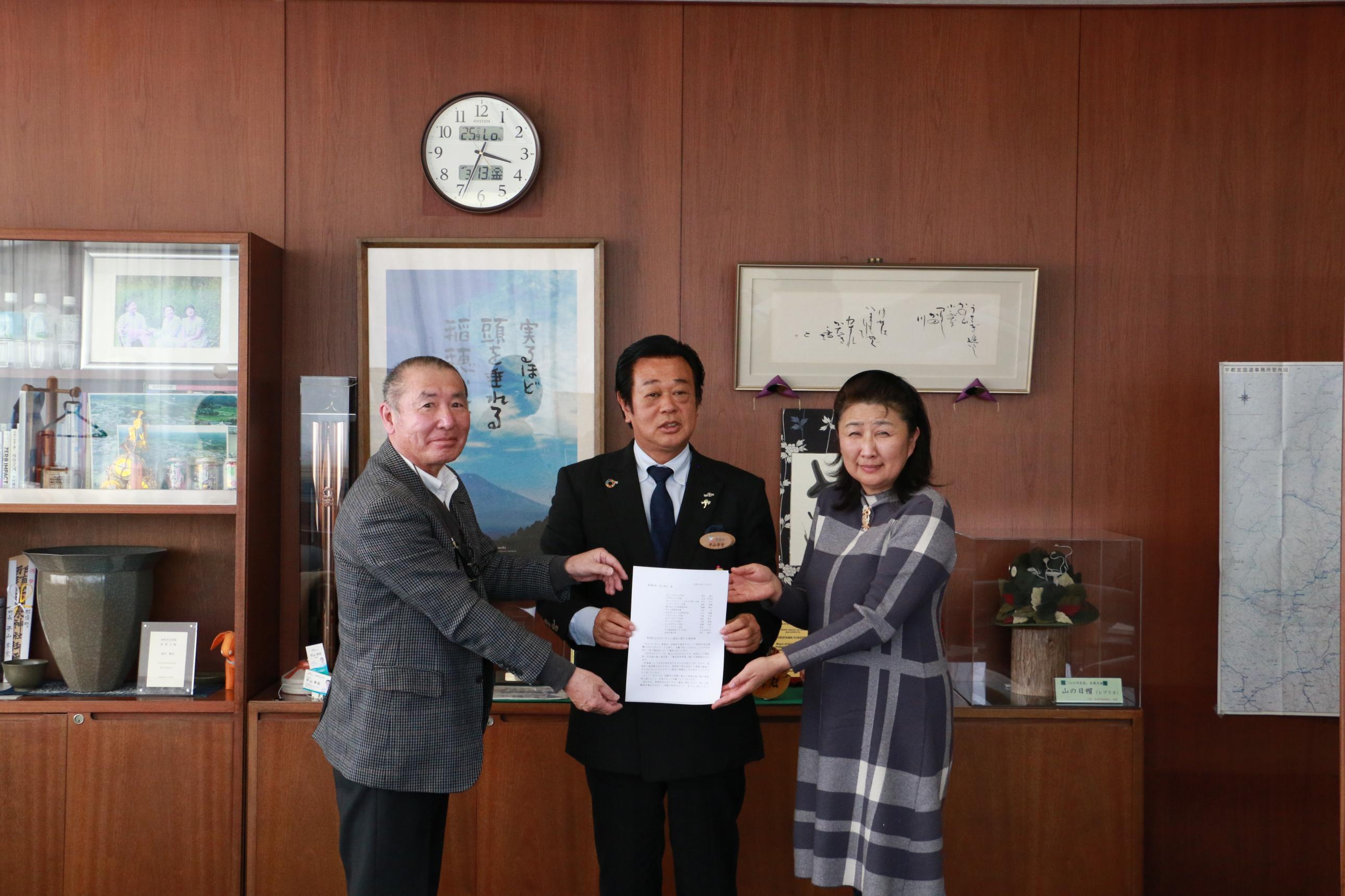 要望書を3人で持つ様子の写真