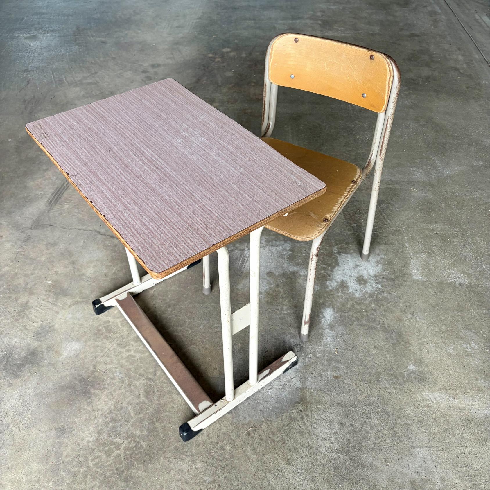 学校の机・椅子 学校の机・椅子